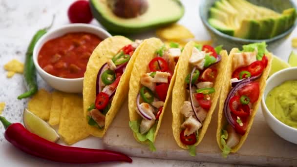 おいしいメキシコの肉タコスは、様々な野菜やサルサで提供しています — ストック動画