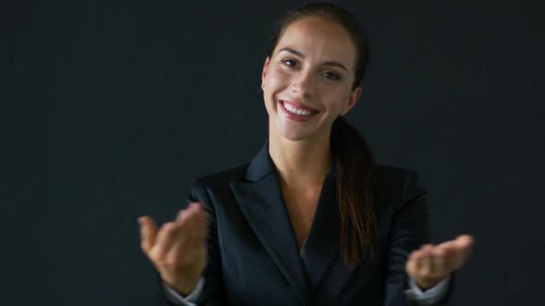 Joven empresaria con los brazos abiertos — Vídeos de Stock