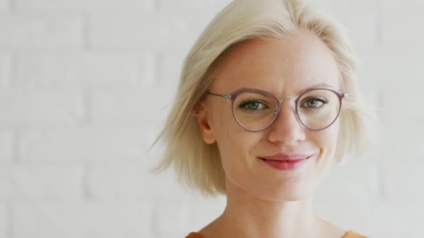 Señora alegre con el pelo corto — Vídeos de Stock