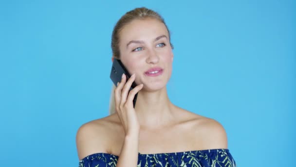 Woman with ponytail speaking on phone — Stock Video