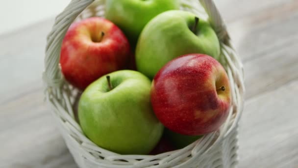 Blandade gröna och röda äpplen i korg — Stockvideo