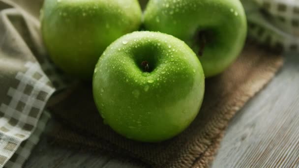 Green apples in water drops — Stock Video