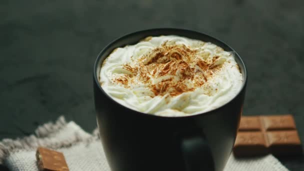 Taza de café con crema batida — Vídeo de stock