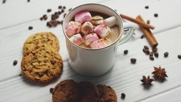 Šálek kakaa s marshmallows — Stock video