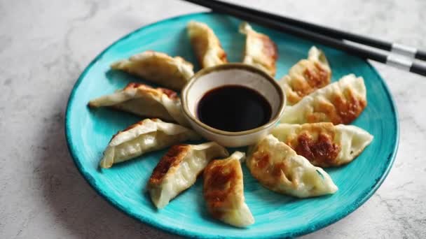 Traditionele Aziatische dumplings Gyozas op turkoois keramische plaat — Stockvideo