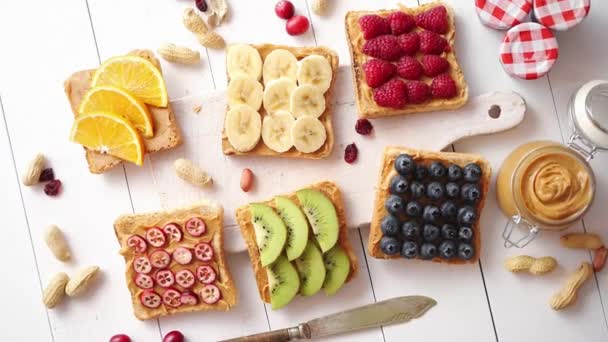 Surtido de tostadas saludables para el desayuno fresco — Vídeo de stock