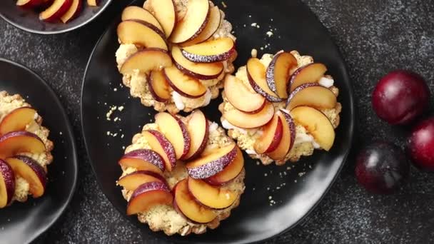 Delicious homemade mini tarts with fresh sliced plum fruit — Stock Video