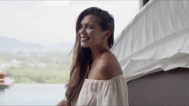 Mujer adulta satisfecha en la terraza del resort — Vídeos de Stock