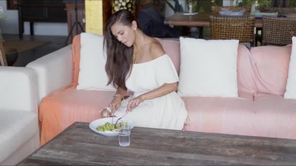 Mujer joven almorzando en el salón del hotel — Vídeos de Stock