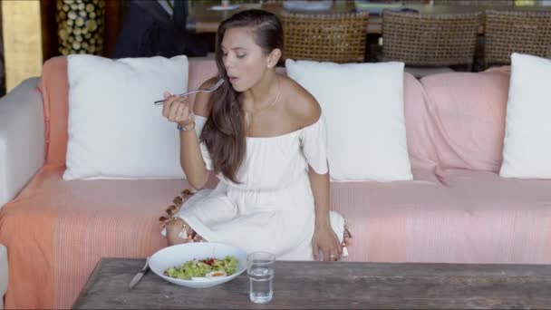 Mujer joven disfrutando del almuerzo en el restaurante salón — Vídeo de stock