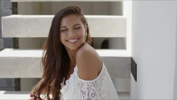 Feliz hermosa mujer sentada en las escaleras — Vídeos de Stock