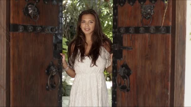 Cheerful woman opening old wooden doors — Stock Video