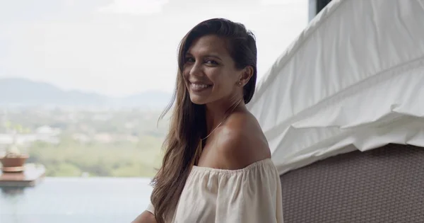 Erwachsene zufriedene Frau auf der Terrasse des Resorts — Stockfoto