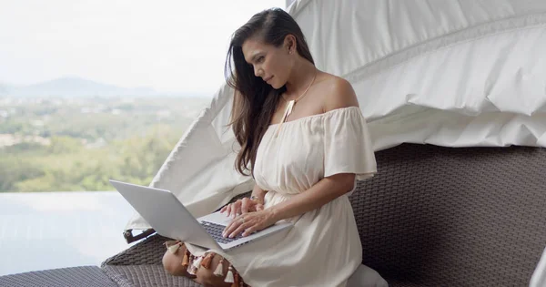 Mujer relajada usando el ordenador portátil en la terraza contra el hermoso paisaje —  Fotos de Stock