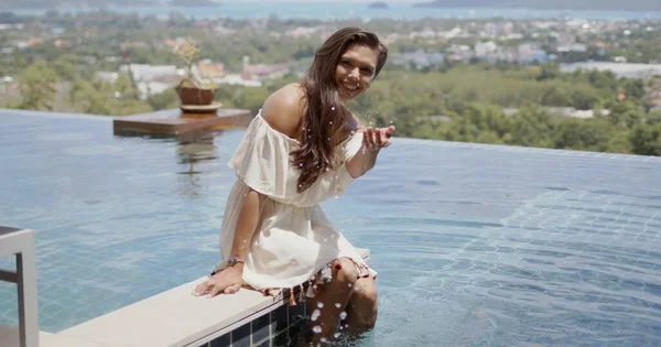 Ελκυστική γυναίκα που διασκεδάζει ενώ ξεκουράζεται δίπλα στην πισίνα στο ξενοδοχείο — Φωτογραφία Αρχείου