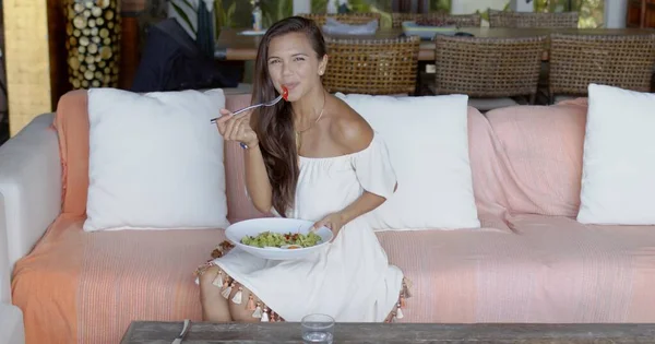 Junge Frau genießt Mittagessen im Lounge-Restaurant — Stockfoto