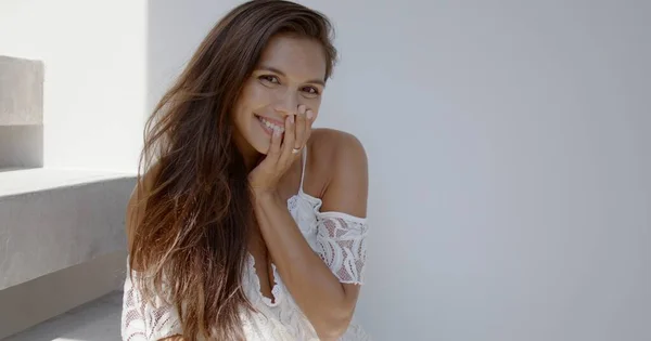 Mulher bonita com sorriso embaraçado olhando para a câmera — Fotografia de Stock