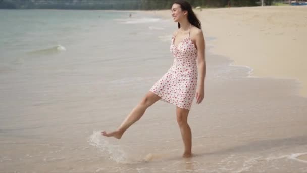 Lekfull dam stänk vatten på tropisk strand — Stockvideo