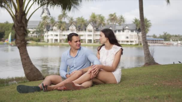 楽しいカップルの観光客は芝生の上で時間を過ごす — ストック動画