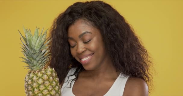 Positive Afroamerikanerin mit Ananas — Stockvideo