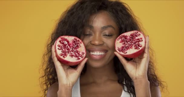 Pleased black woman with pomegranate — Stock Video