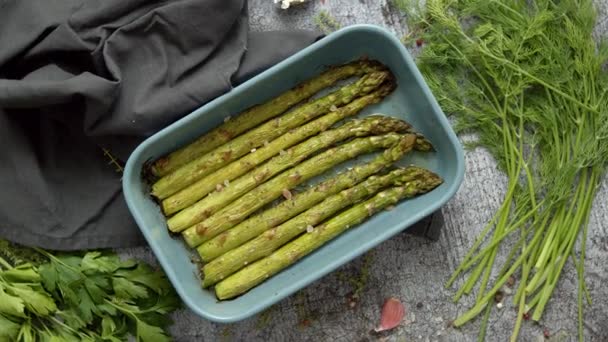 Asperges rôties assaisonnées de sel, poivre, ail et décorées avec des herbes fraîches — Video