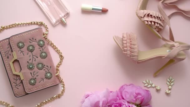 Mode vrouwen stijlvolle accessoires outfit compositie. Roze pastel achtergrond met kopiëren mock up ruimte — Stockvideo