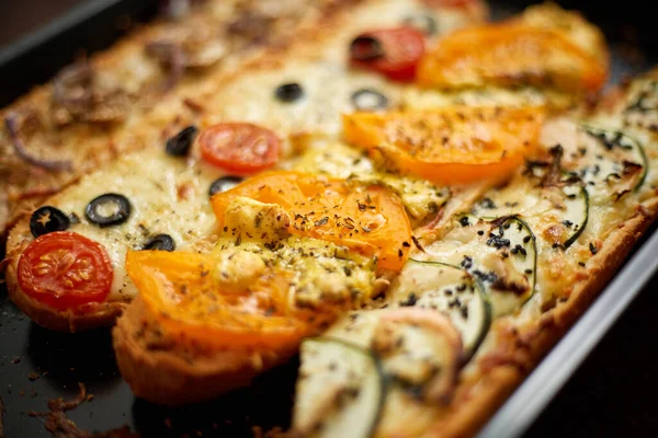 Sanduíches de pizza de baguetes longas com atum, cogumelos, tomates e queijo em uma bandeja de cozedura metálica — Fotografia de Stock