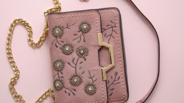 Bolso festivo de mujer de noche aislado sobre fondo rosa. Accesorios femeninos de lujo y concepto de fiesta — Vídeos de Stock