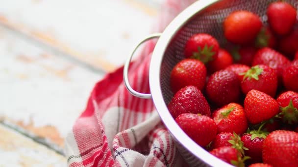 Délicieuses fraises fraîches et saines placées dans une passoire métallique. Concept d'aliments naturels biologiques . — Video