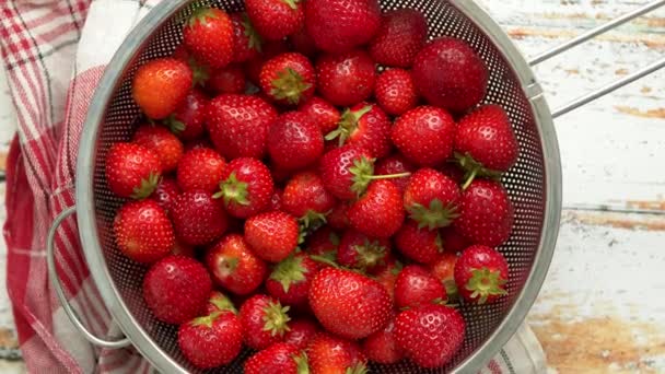 Heerlijke gezonde verse aardbeien geplaatst in metalen zeef. Biologisch natuurvoedingsconcept. — Stockvideo