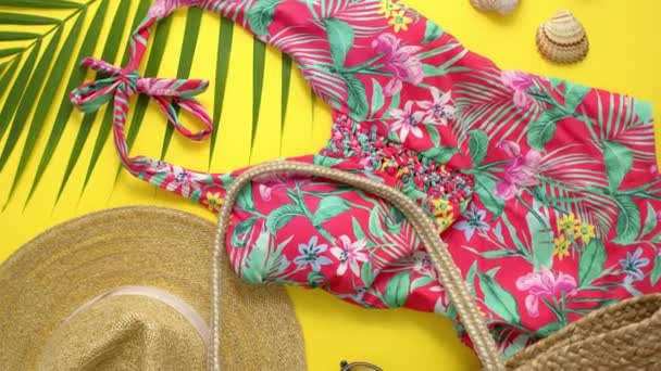 Mujer playa verano ropa y accesorios collage sobre fondo amarillo — Vídeos de Stock