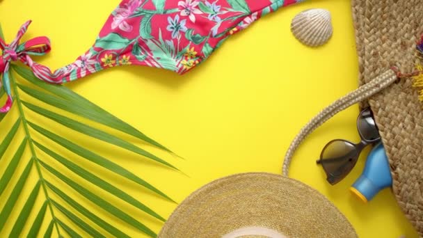 Mujer playa verano ropa y accesorios collage sobre fondo amarillo — Vídeos de Stock