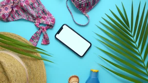 Mujeres playa verano ropa y accesorios collage sobre fondo azul — Vídeo de stock