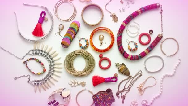 여자들은 평평 한 모양의 장신구를 사용 합니다. 목걸이, 귀걸이, 반지, 팔찌 — 비디오