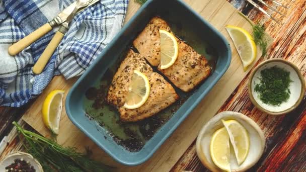 Gebratener Lachs in hitzebeständiger Schüssel. Mit aromatischem Dill, Zitrone, Salz und Pfeffer beidseitig. — Stockvideo