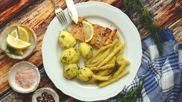 Свежий и вкусный лосось подается с молодым вареным картофелем и желтыми бобами. — стоковое видео