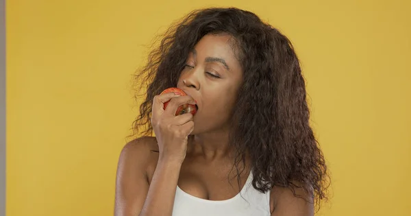 Mujer negra comiendo manzana fresca —  Fotos de Stock