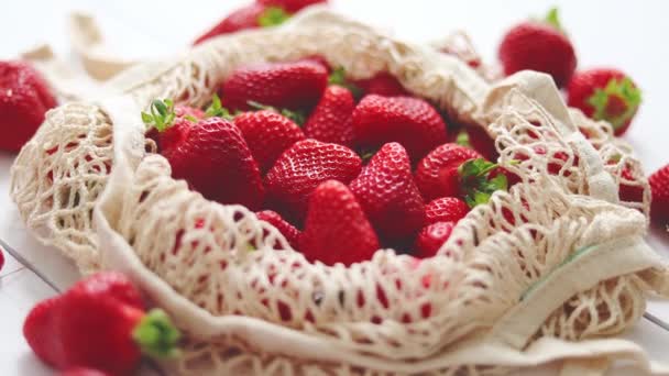 Fragole fresche in confezione eco-friendly su fondo bianco in legno. Farina biologica vegetariana — Video Stock