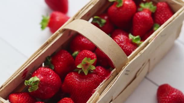 Verse gezonde aardbeien in een houten doos op witte achtergrond. — Stockvideo