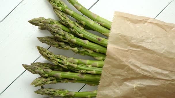 Färsk grön sparris i en brun papperspåse. Hälsosam kost koncept. Livsmedel för vegetarianer — Stockvideo