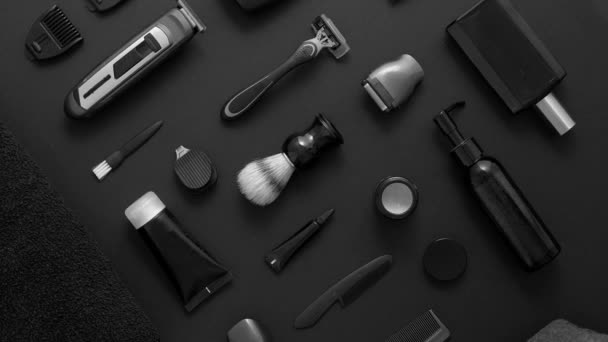 Homens conceito de beleza e saúde. Vários acessórios de barbear e cuidados com a pele colocados no fundo preto — Vídeo de Stock