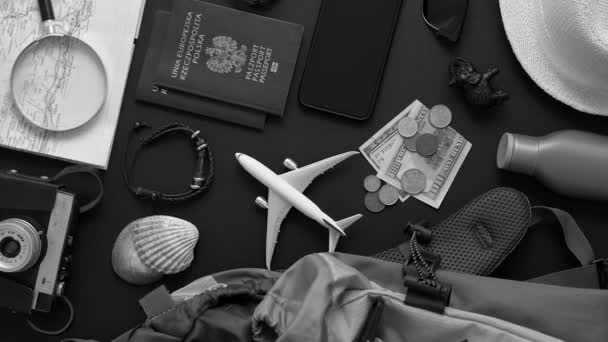 Voyage et concept touristique. Accessoires de vacances et de voyage placés sur fond noir. — Video