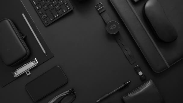 Concepto de negocio. Composición plana con varios gadgets negros en la superficie negra oscura — Vídeos de Stock