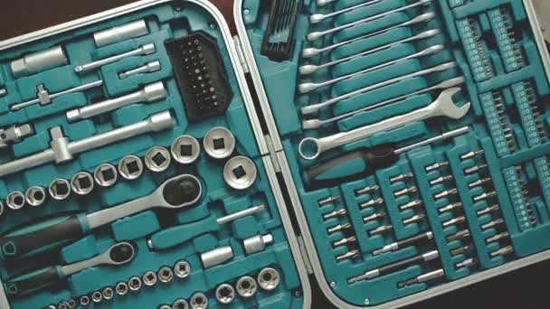 Conjunto de ferramentas profissionais embalado no estojo duro. Chaves, Bits de chave de fenda, Tomadas de acionamento — Vídeo de Stock