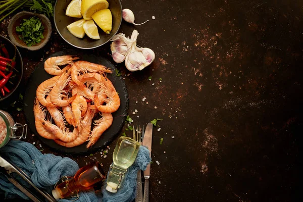 Composition des fruits de mer avec crevettes ou crevettes. Graines sur fond sombre avec de nombreux ingrédients. Pose plate — Photo