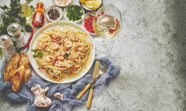 Concepto de mariscos. Pasta con gambas en un plato, primer plano, espacio para copiar, vista superior, puesta plana . — Foto de Stock