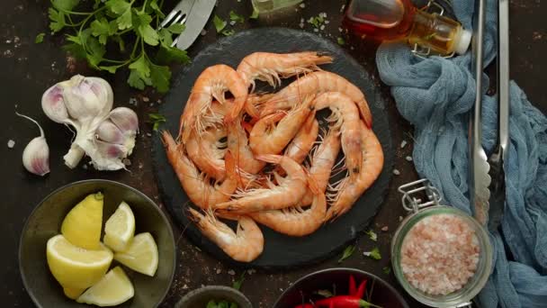 Rohe frische Garnelen mit verschiedenen Zutaten wie Zitrone frischen Kräutern, Knoblauch, Chilipfeffer — Stockvideo