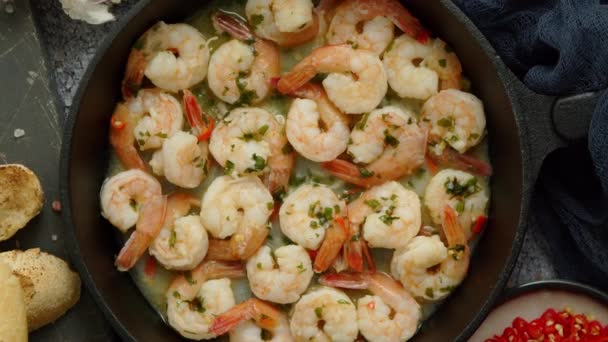 Lekkere garnalenstaarten gebakken in boter met, knoflook, peterselie, witte wijn chili. Met verschillende ingrediënten — Stockvideo