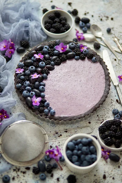 Hausgemachte Brombeertorte. Süße Torte mit Brombeeren-Blaubeere und Trauben auf Steintisch — Stockfoto